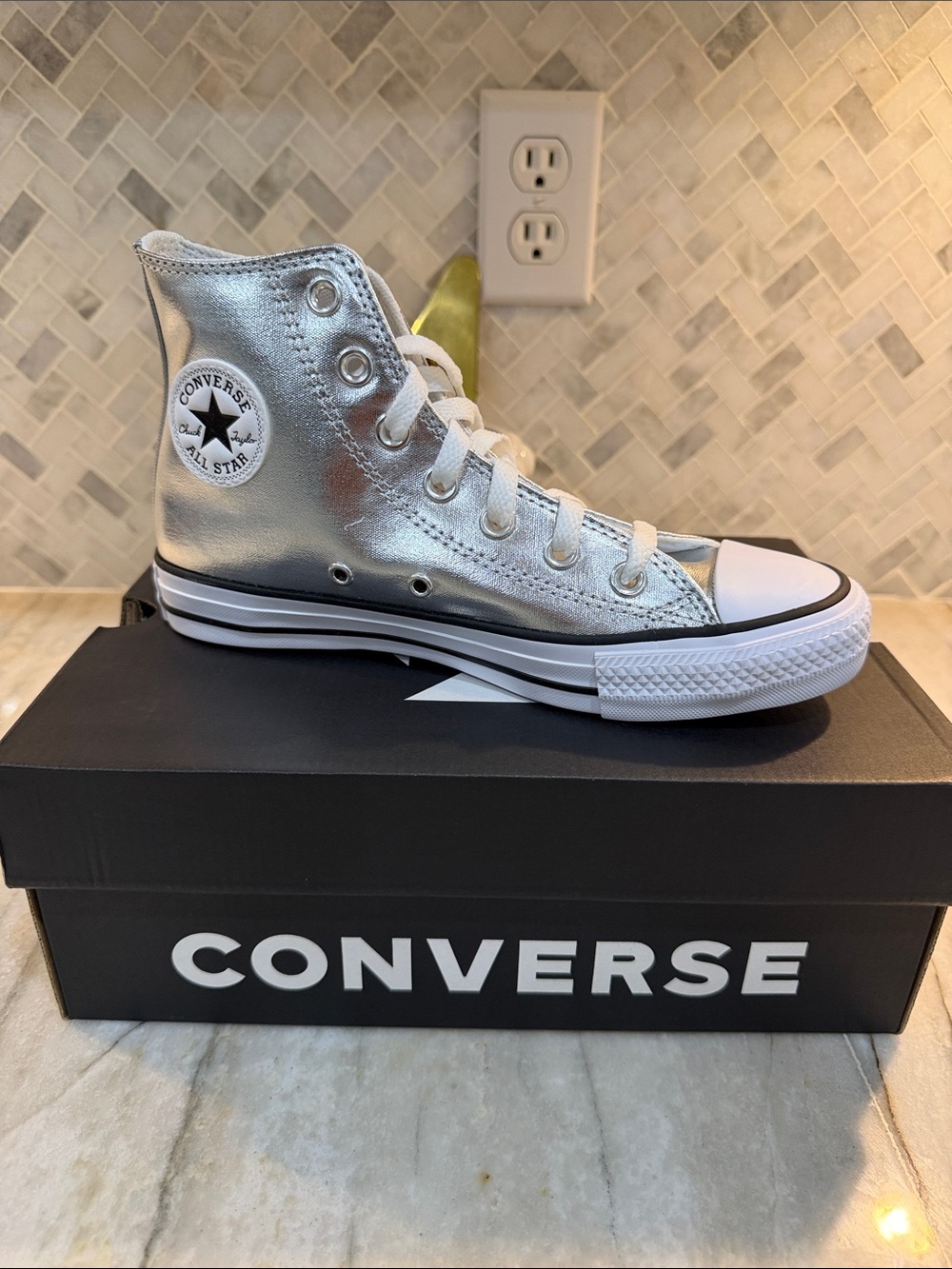 Converse Women’s Size 6 / Men’s-Kids Size 4 Metallic Silver NEW Hightops